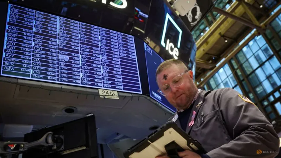 Market Wavering: Mixed Data, Geopolitical Fears Shift Investor Sentiment