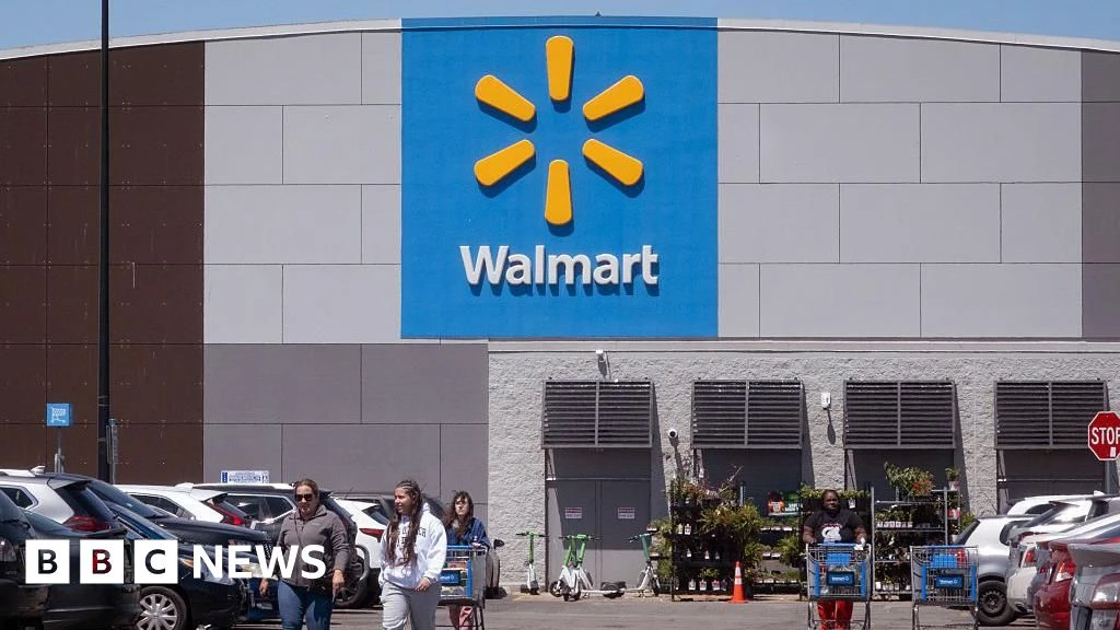 Walmart Warns US Shoppers Cut Spending as Gas Prices Surge